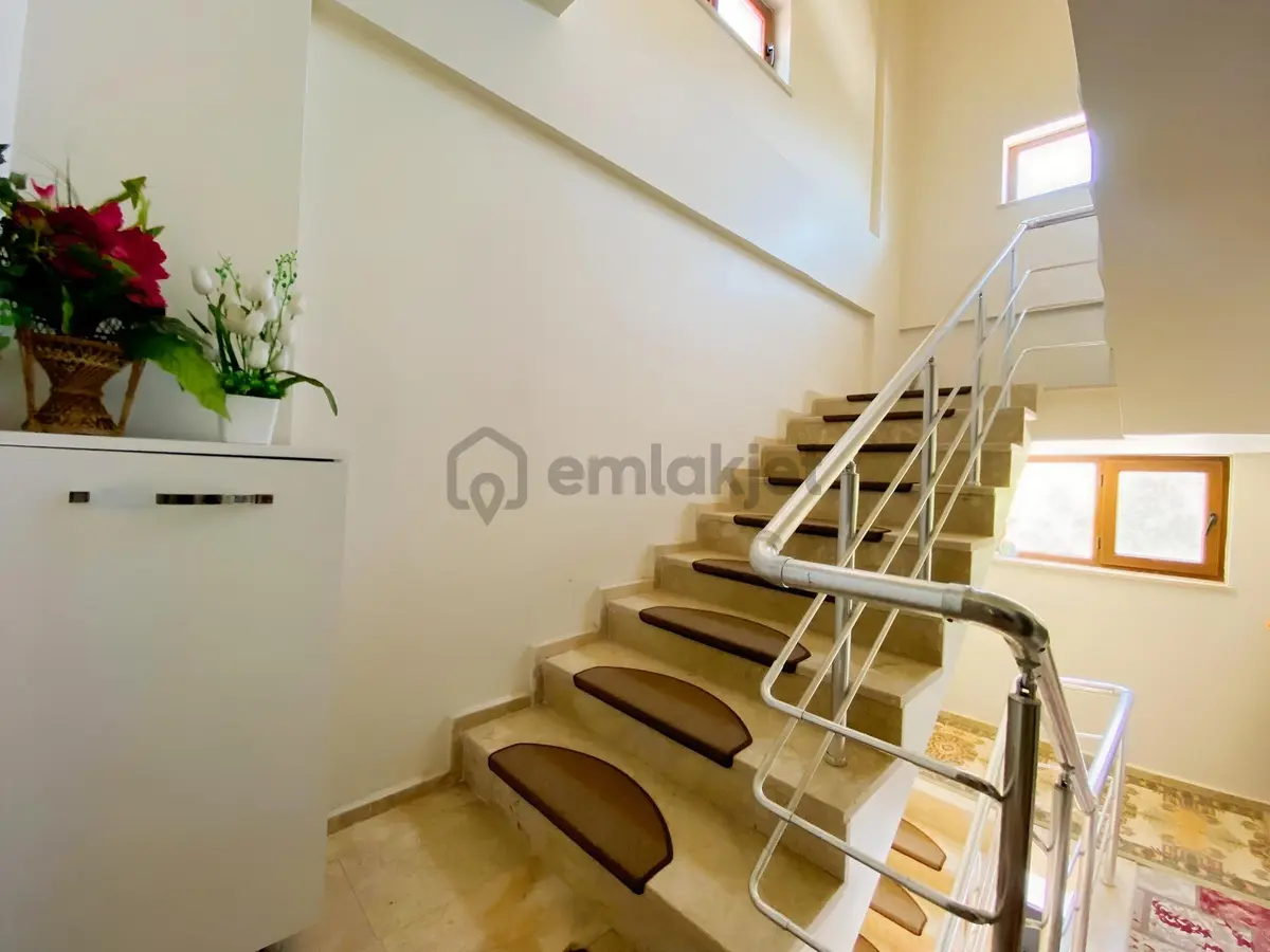 1090 M2 Arsa Üzerinde Satılık Müstakil Bahçeli 3 Katlı Ev - 32