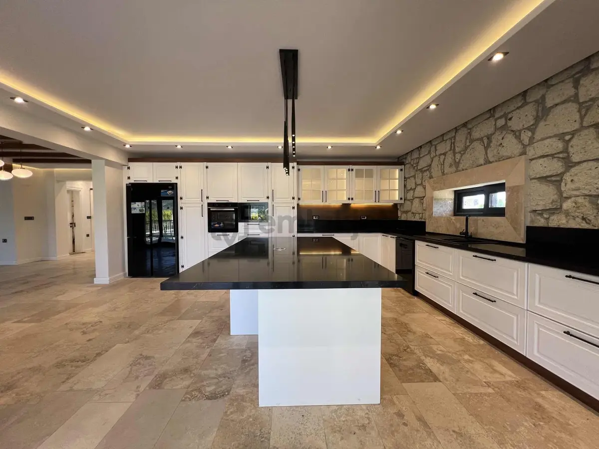 Torbalı'da Eşsiz Satılık Lüks Villa - 2
