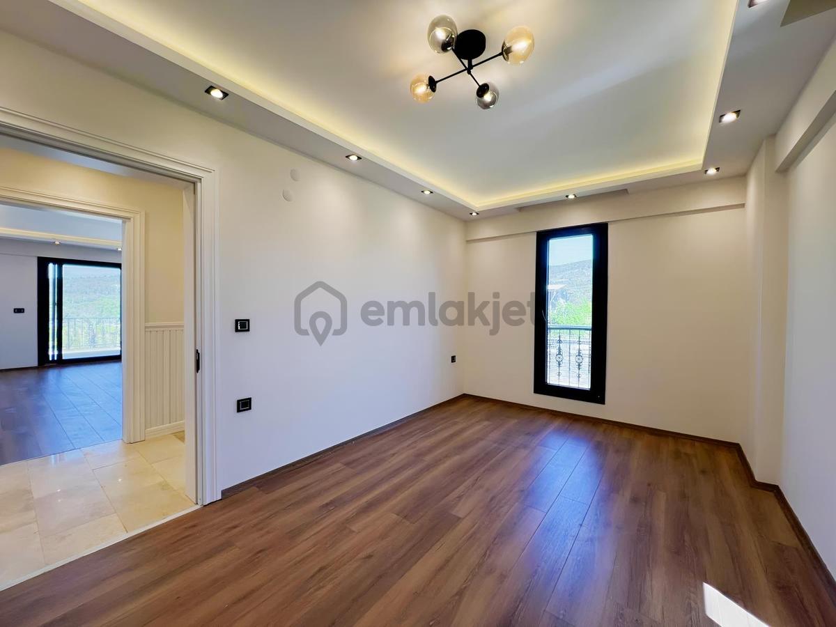 Torbalı'da Eşsiz Satılık Lüks Villa - 12