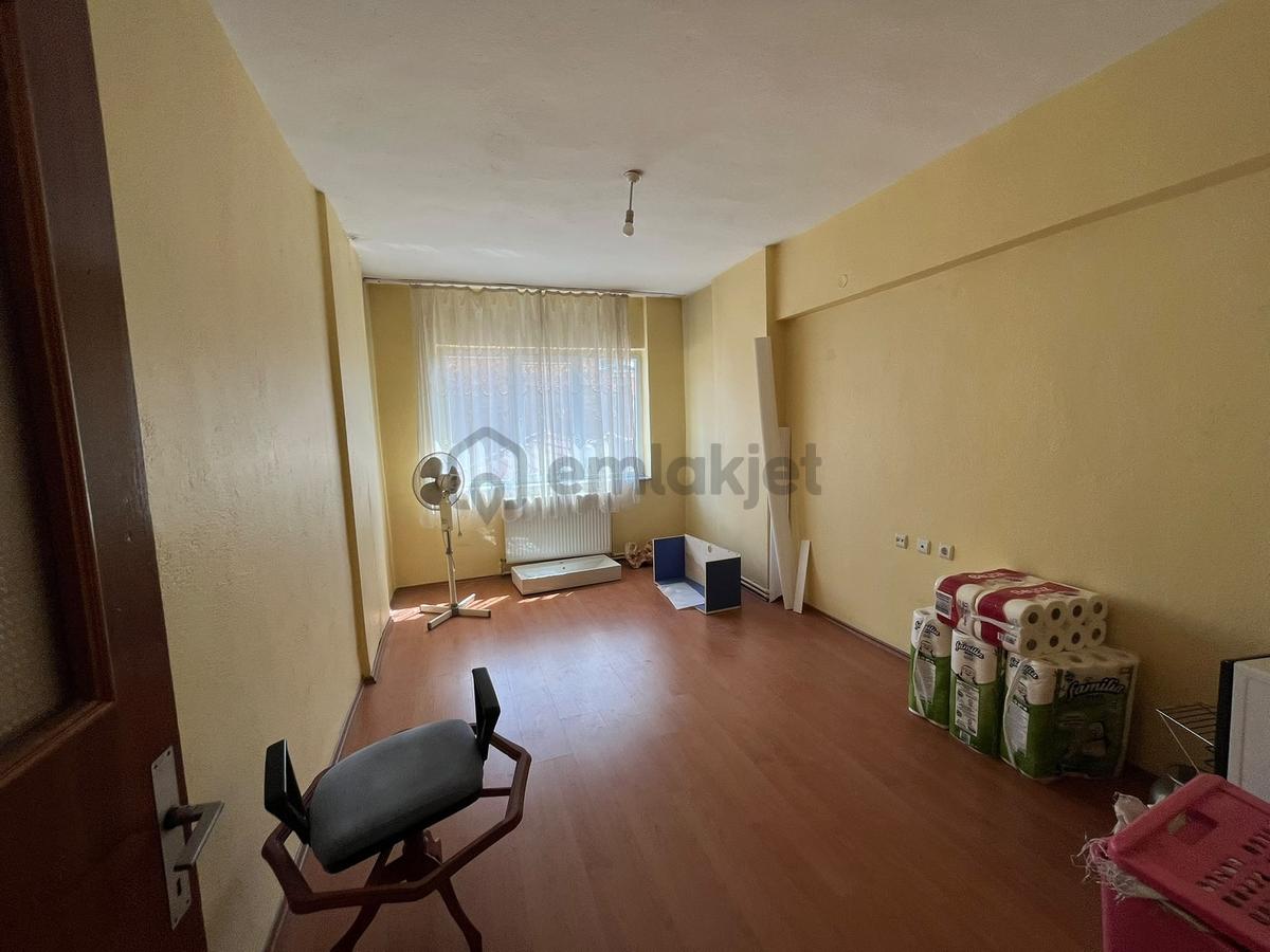 Menderes Caddesi'nde Satılık 3+1 Geniş Ve Ferah Daire - 16