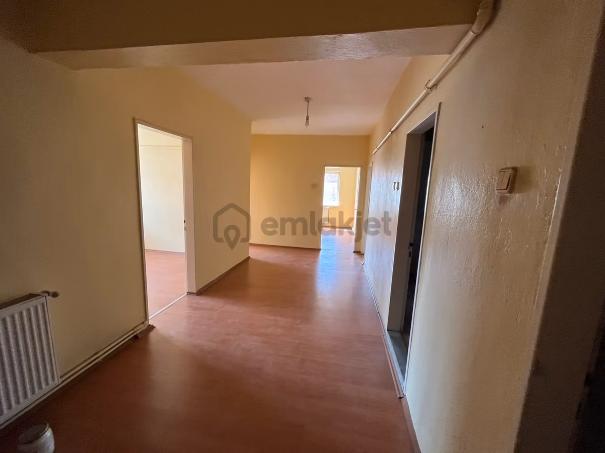 Menderes Caddesi'nde Satılık 3+1 Geniş Ve Ferah Daire - 8