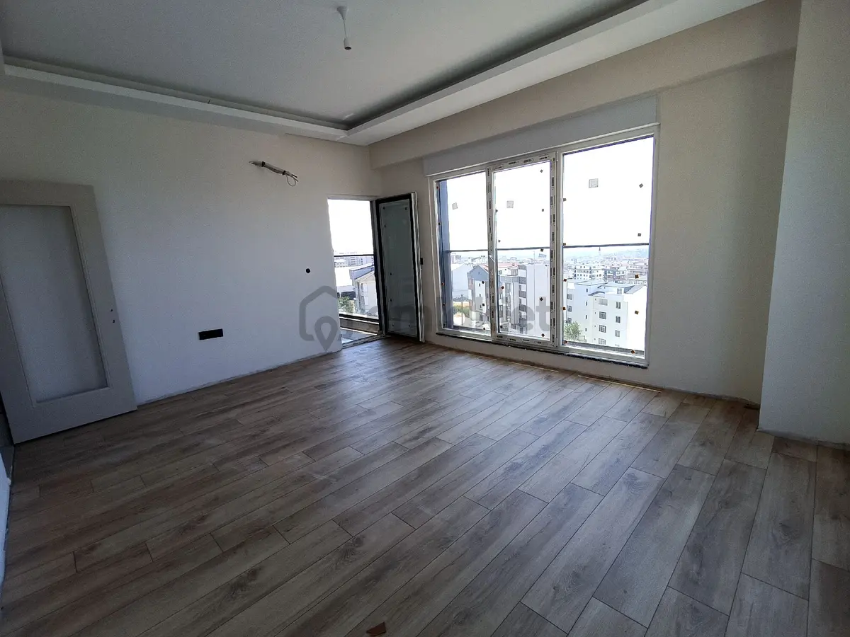 Mutlukent'te Cadde Üstü Ebeveyn Banyolu 2+1 Daire