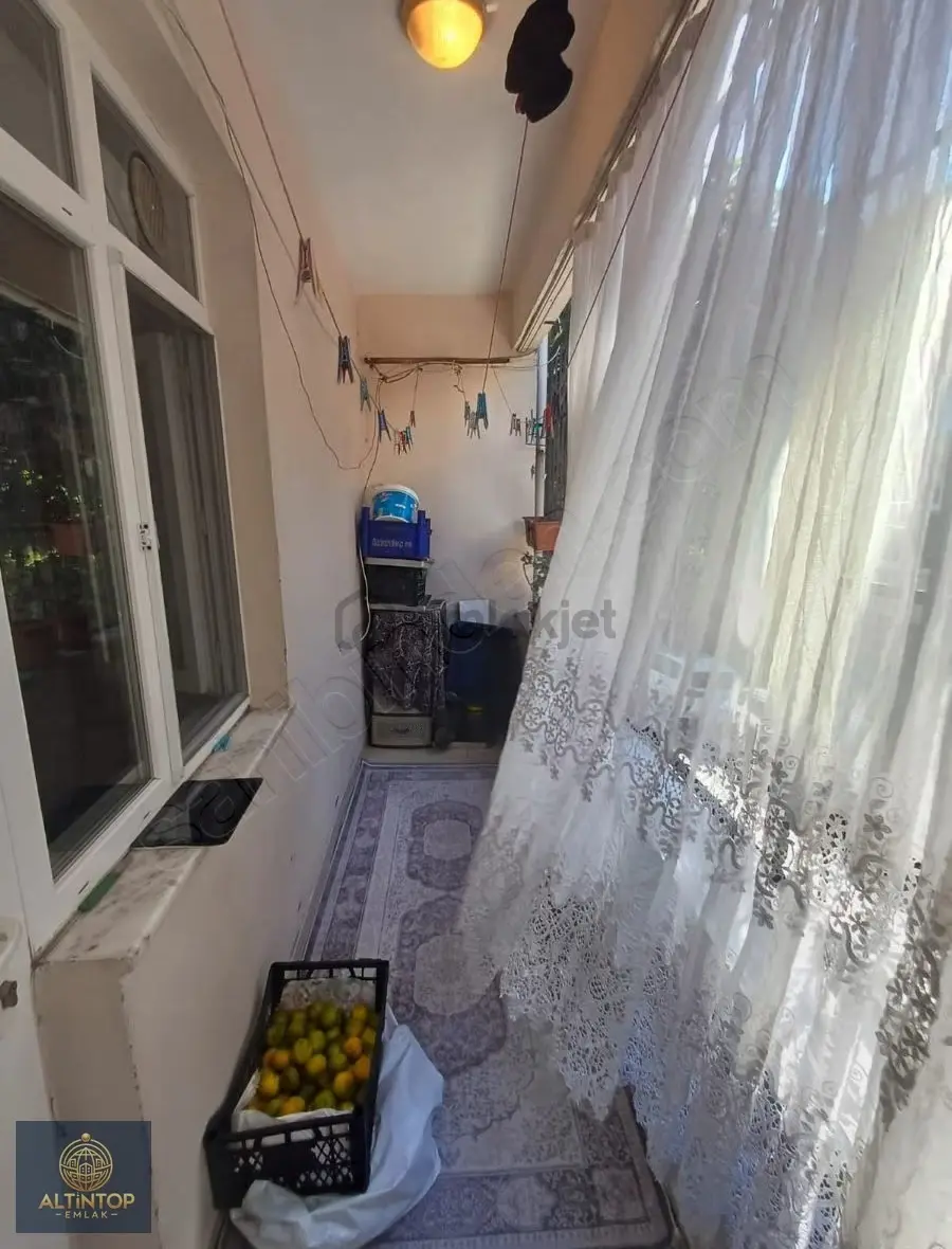 S.çeşme'de Tek Daire Üzerı 5 Katlı Binada Satılık 2. Kat