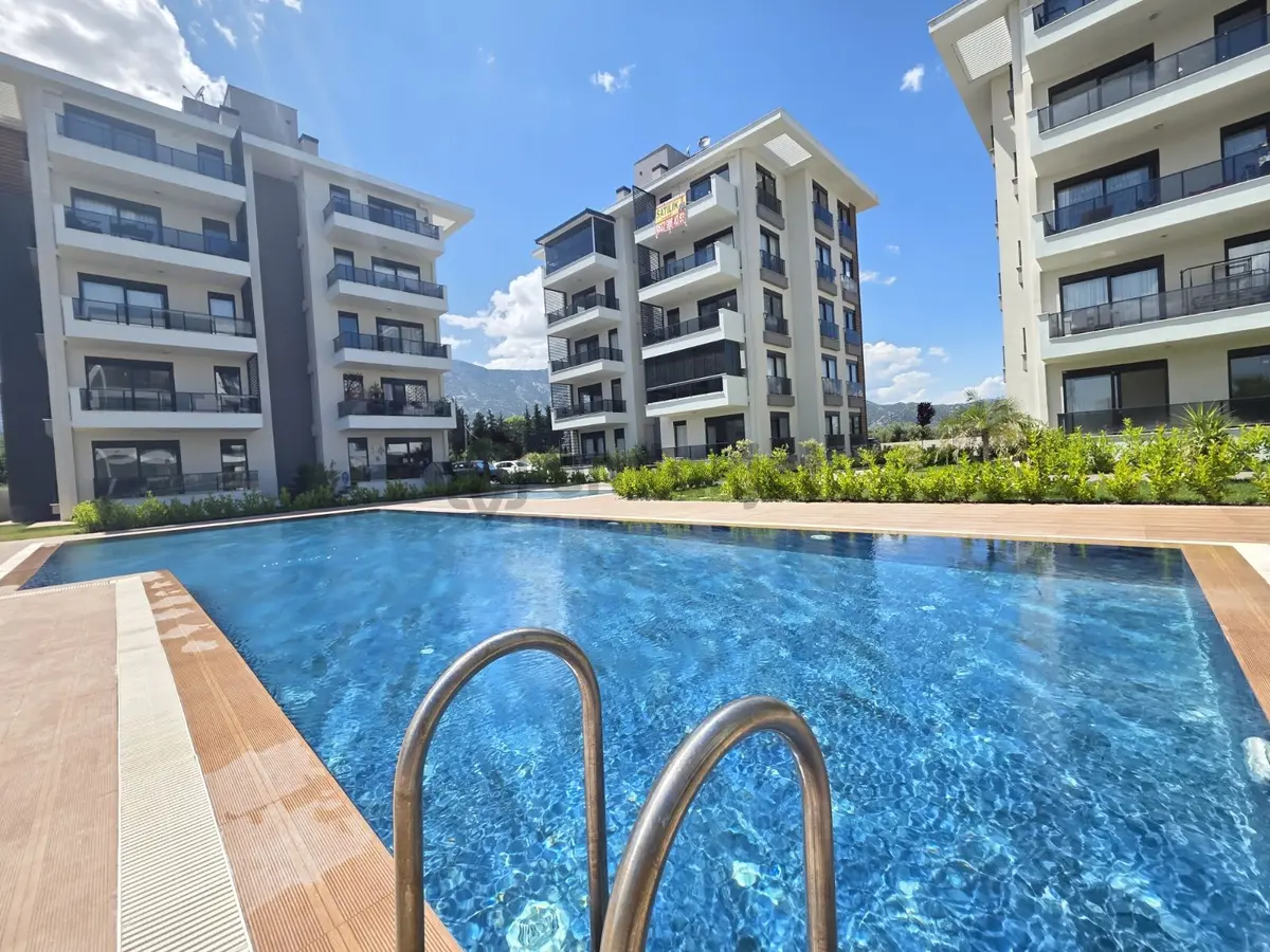 Havuz Manzaralı 1+1 / Doğalgazlı / 3. Kat / Güneydoğu Cephe