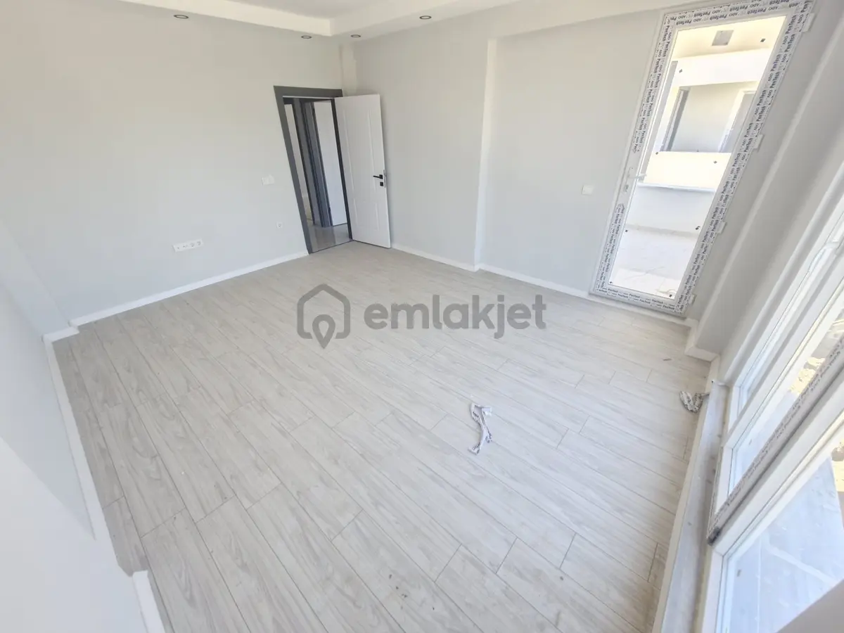 Huzurdan Site İçerisinde Ara Kat Ön Cephe Mükemmel 2+1 Satılık - 14