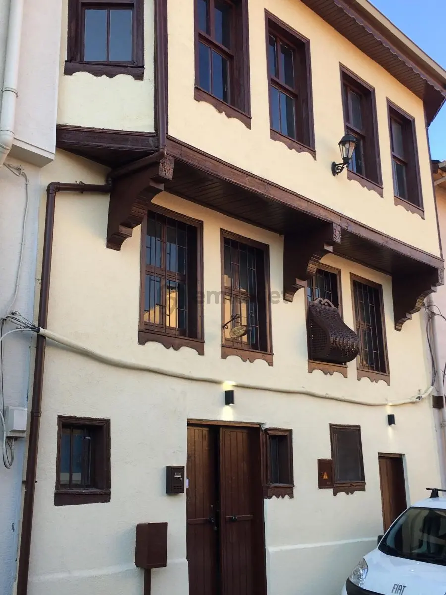 Yeşil Mahallesinde 3 Katlı 4+1 150 M2 Satılık Konak