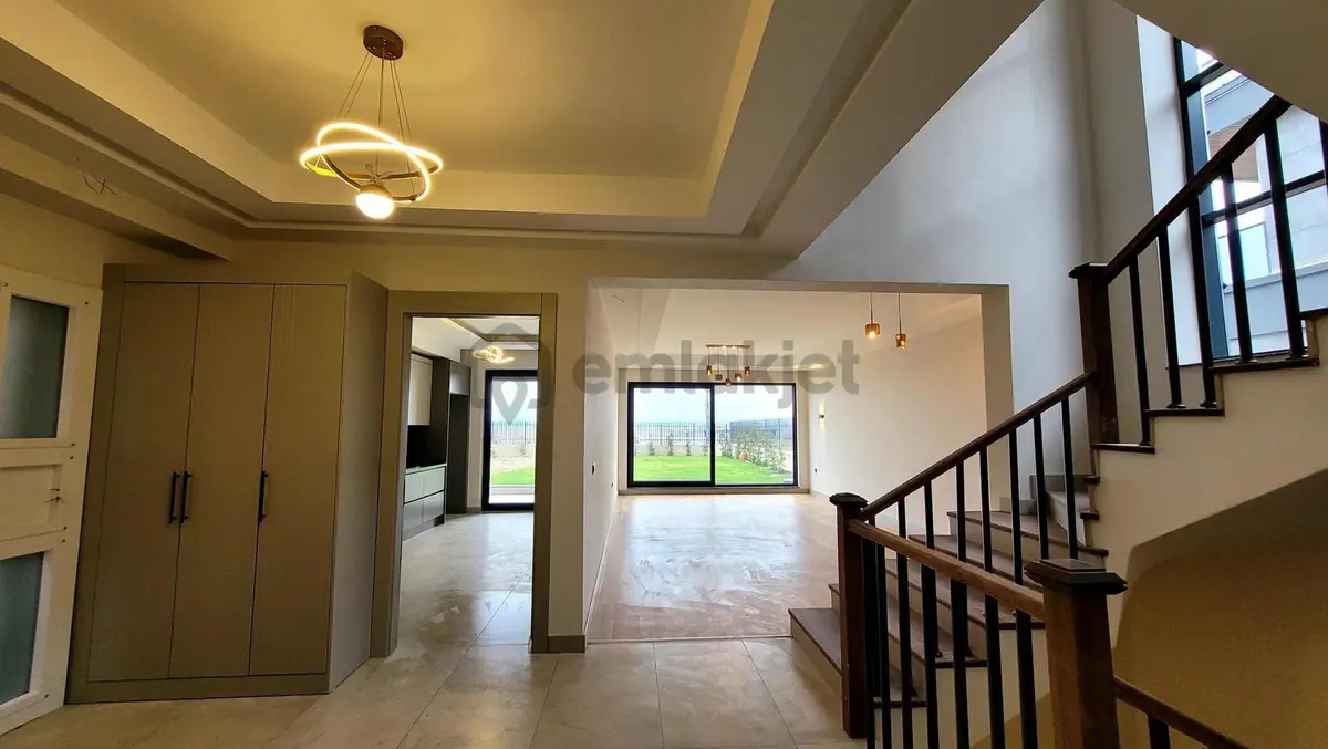 Bağlıca'da Site İçerisinde Otoparklı Satılık 5+1 Villa - 8