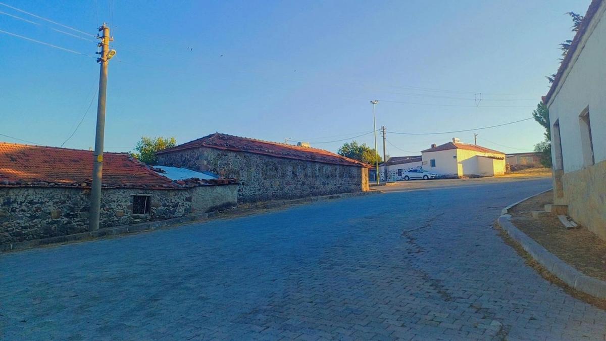 Satılık 448 M² Arsa İçinde Bahçeli Taş Ev - 12