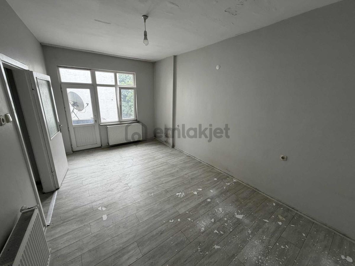 Cadde Üzerinde Satılık 3+1 Daire - 12