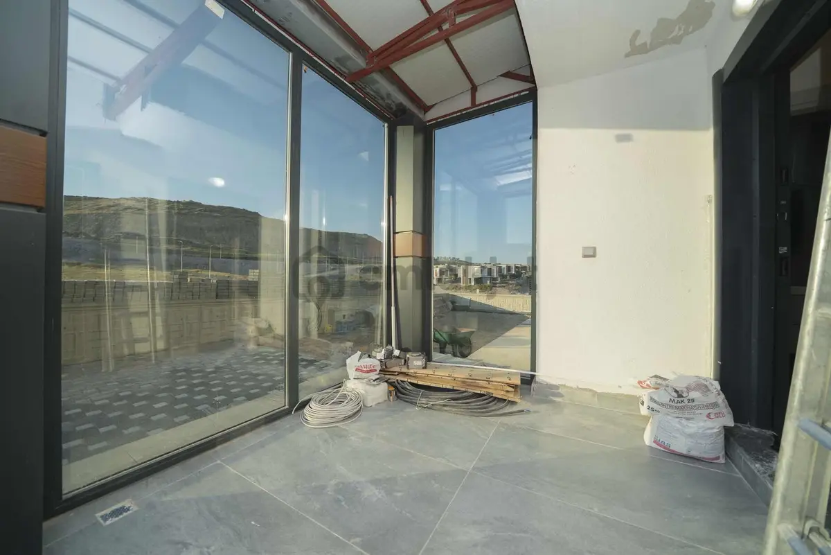 Eşsiz Manzaralı Geniş Arsalı Satılık Lüks Villa - 9