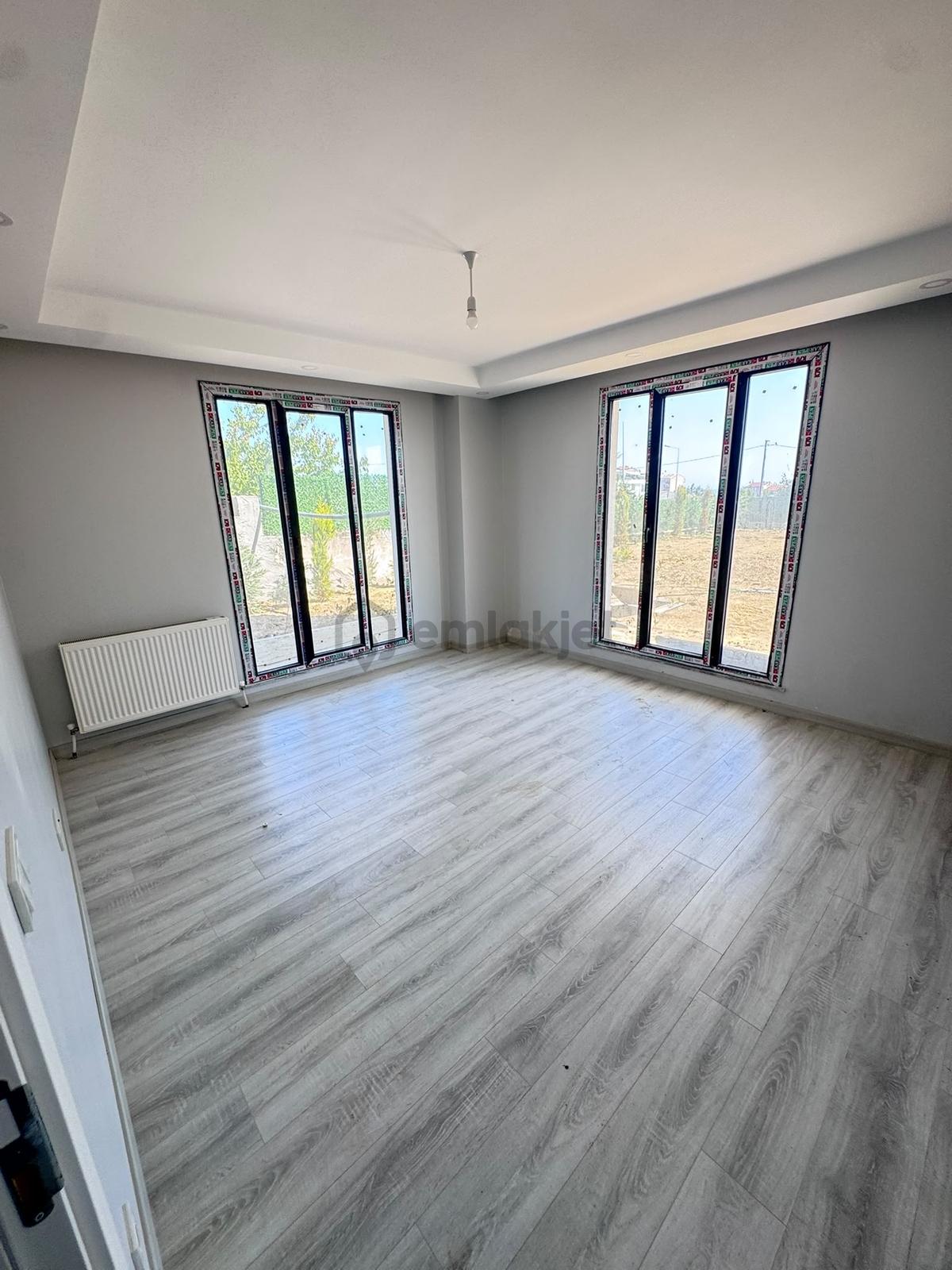 Büyükçekmece Celaliye'de Sıfır 3+1 Giriş Kat / Bahçe Kullanımlı