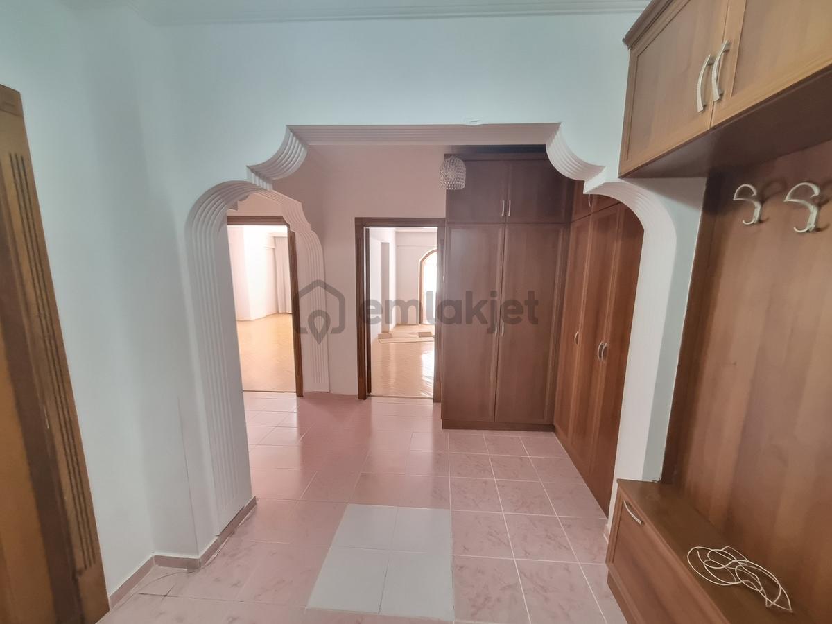 Cadde Üzeri - Merkezi Konum - Ara Kat - 3+1 Kiralık - 22