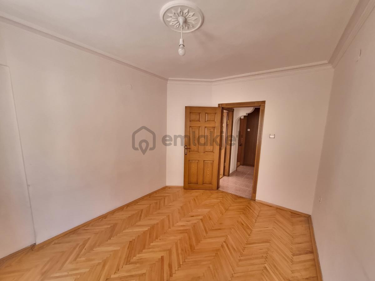 Cadde Üzeri - Merkezi Konum - Ara Kat - 3+1 Kiralık - 32