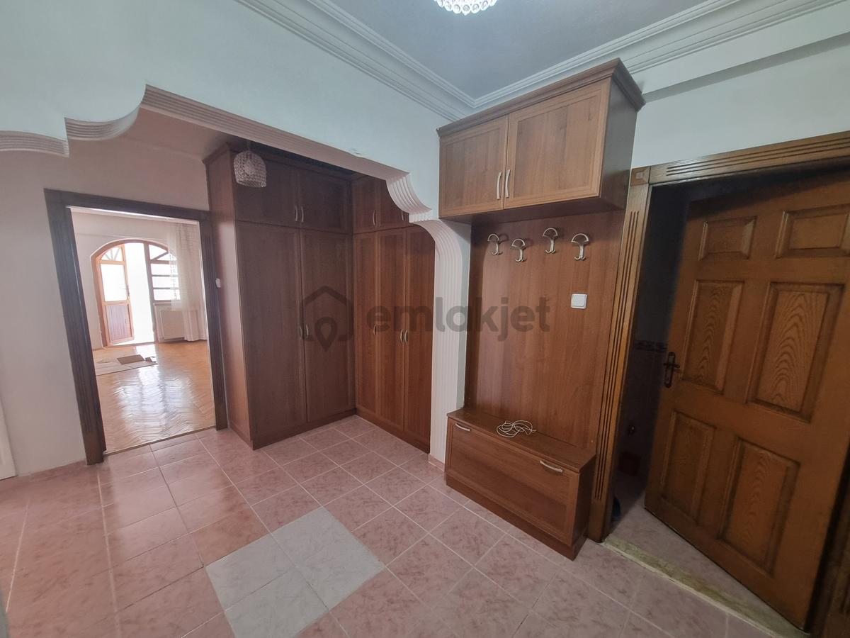 Cadde Üzeri - Merkezi Konum - Ara Kat - 3+1 Kiralık - 10