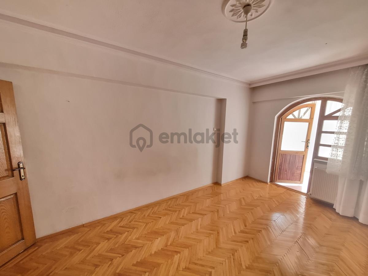 Cadde Üzeri - Merkezi Konum - Ara Kat - 3+1 Kiralık - 14