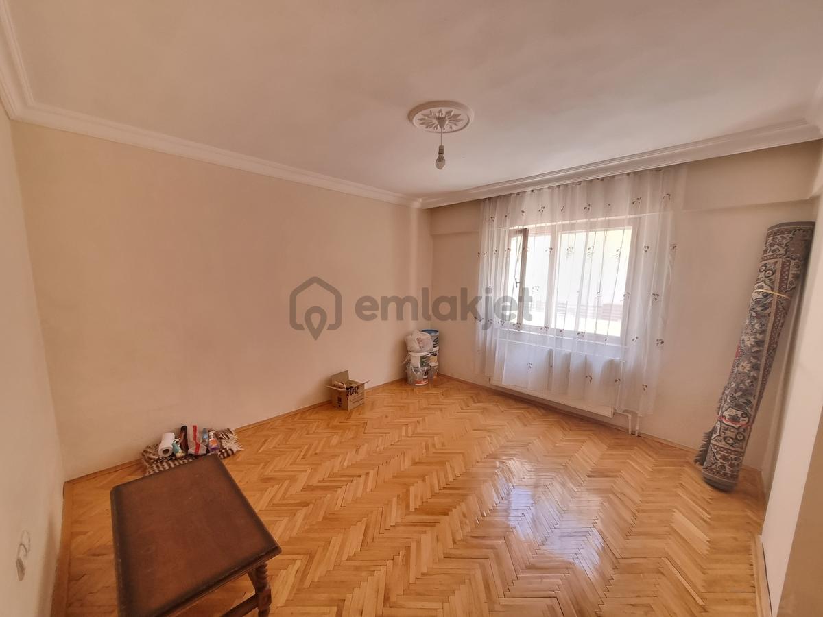 Cadde Üzeri - Merkezi Konum - Ara Kat - 3+1 Kiralık - 9