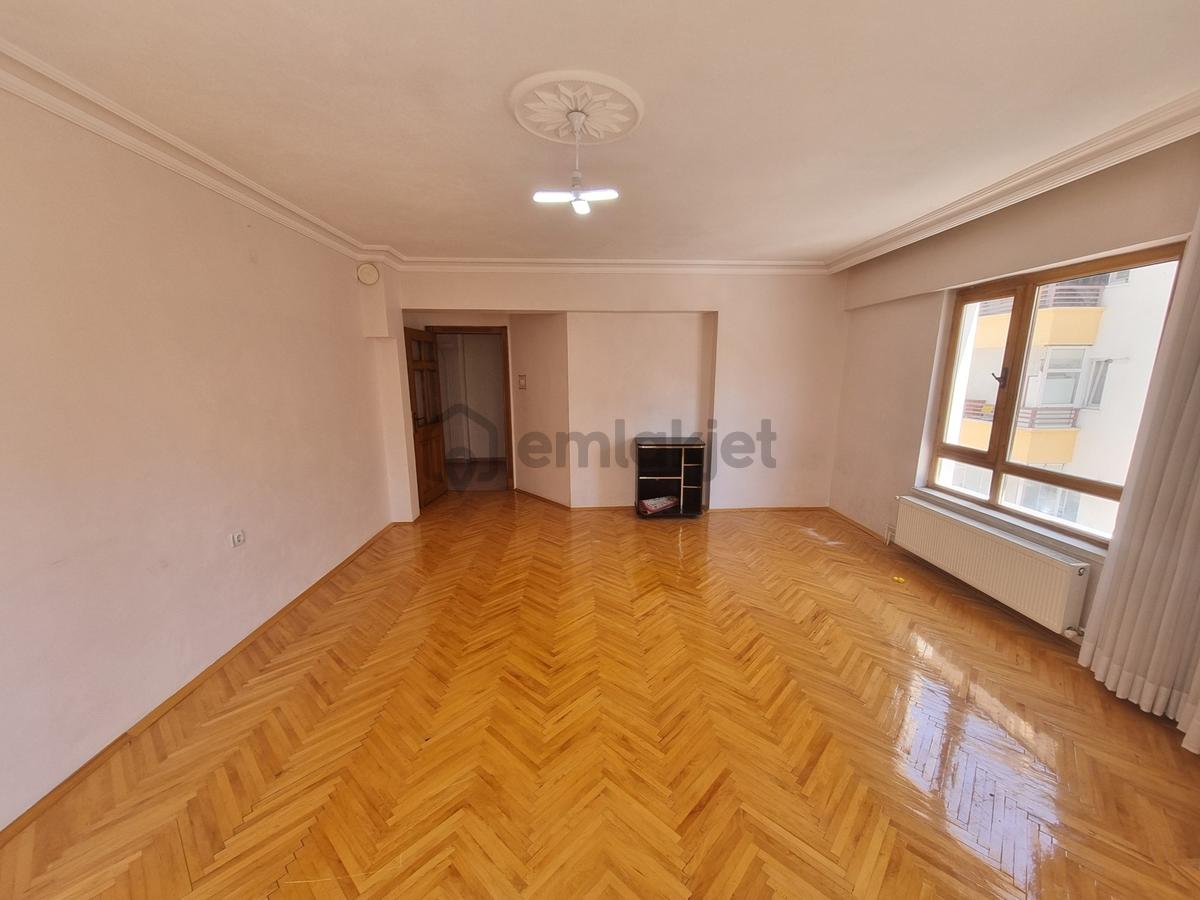 Cadde Üzeri - Merkezi Konum - Ara Kat - 3+1 Kiralık - 7
