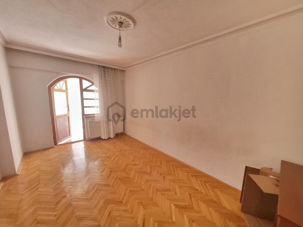 Cadde Üzeri - Merkezi Konum - Ara Kat - 3+1 Kiralık - 24