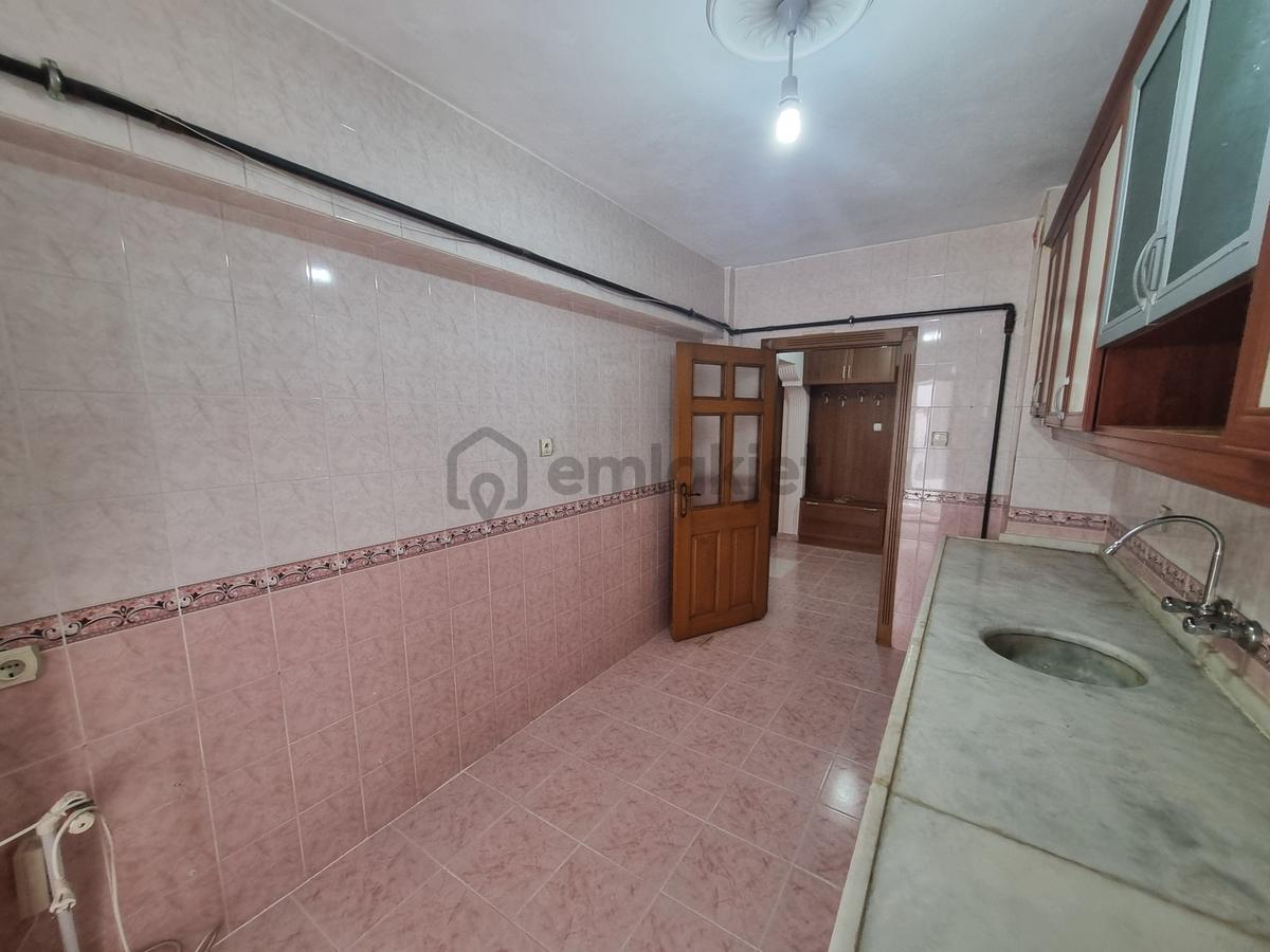 Cadde Üzeri - Merkezi Konum - Ara Kat - 3+1 Kiralık - 23