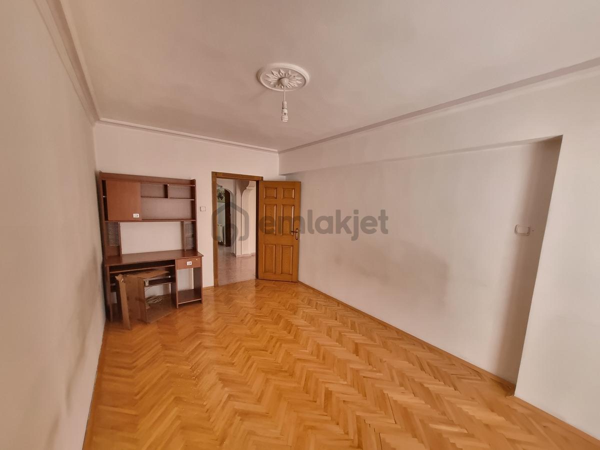 Cadde Üzeri - Merkezi Konum - Ara Kat - 3+1 Kiralık - 12