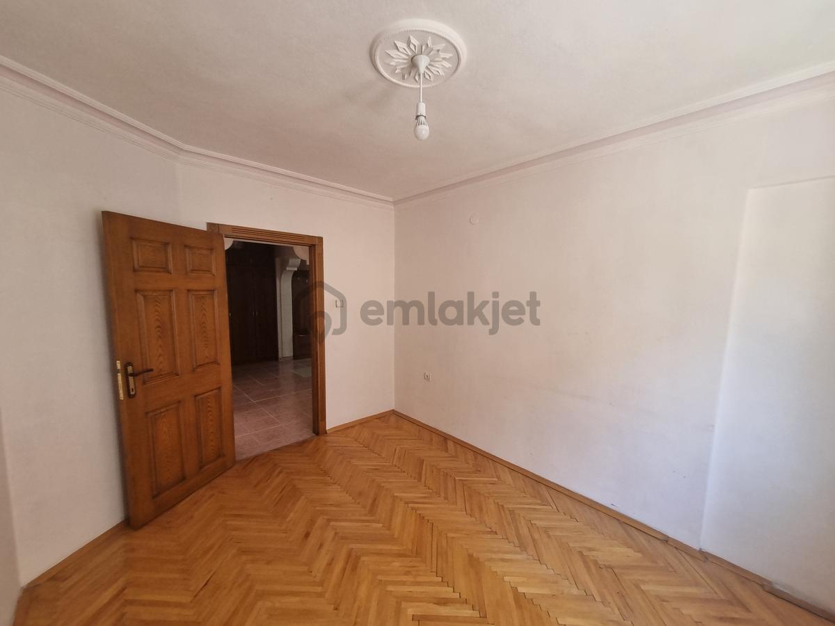 Cadde Üzeri - Merkezi Konum - Ara Kat - 3+1 Kiralık - 2