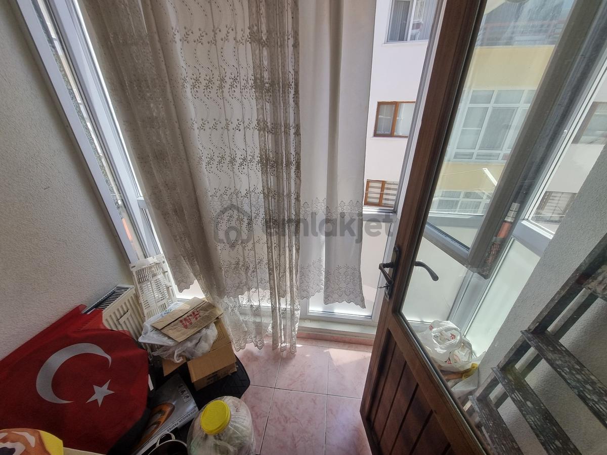 Cadde Üzeri - Merkezi Konum - Ara Kat - 3+1 Kiralık - 11