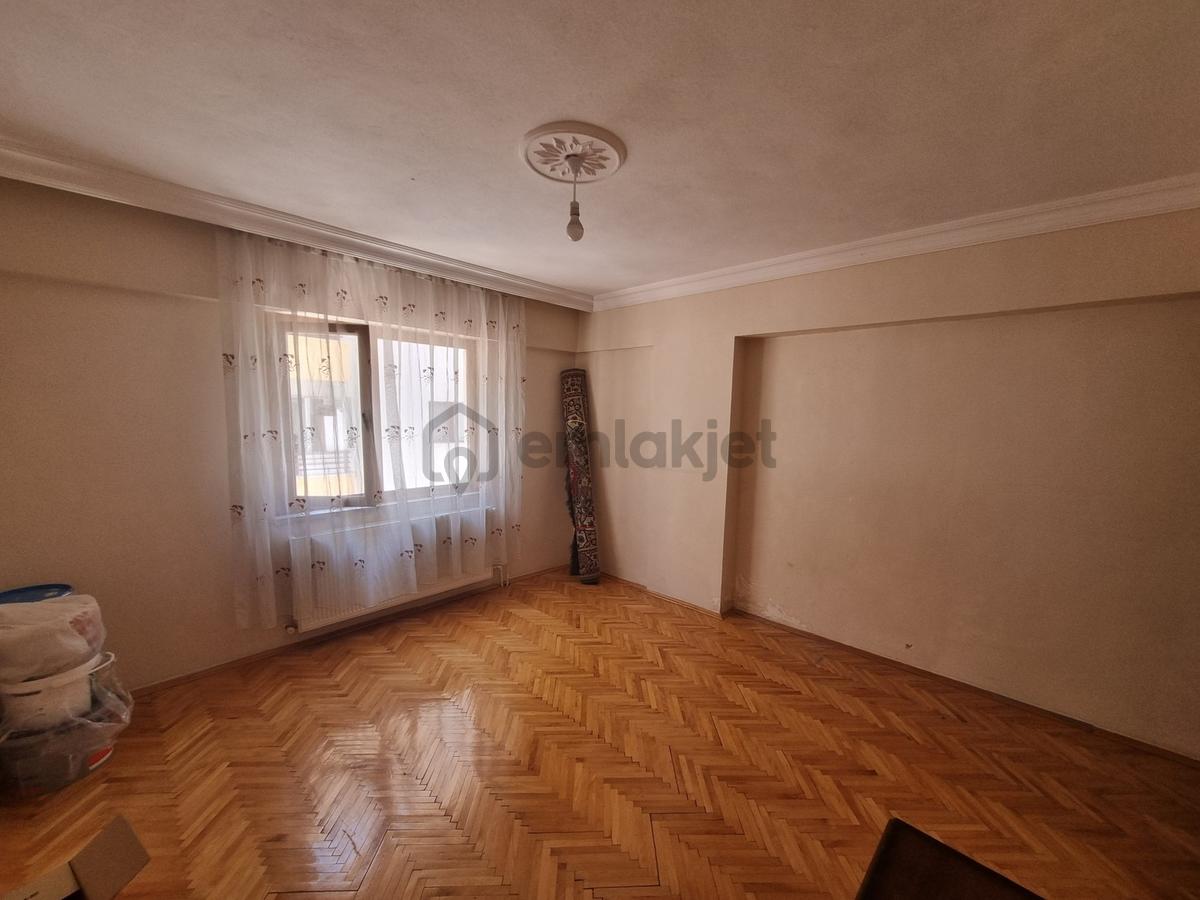 Cadde Üzeri - Merkezi Konum - Ara Kat - 3+1 Kiralık - 27