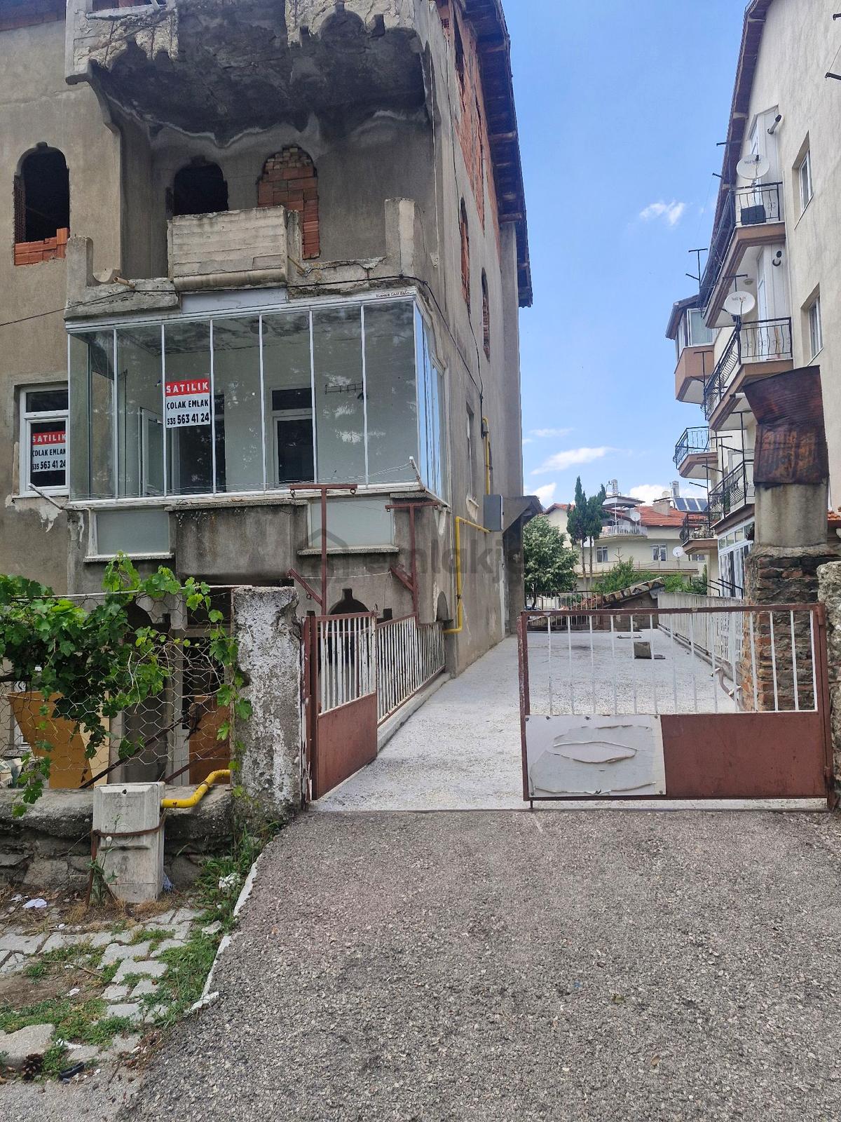 Karaağaç Mah. Şehitlik Yakını Müstakil Ev Ve Arsası