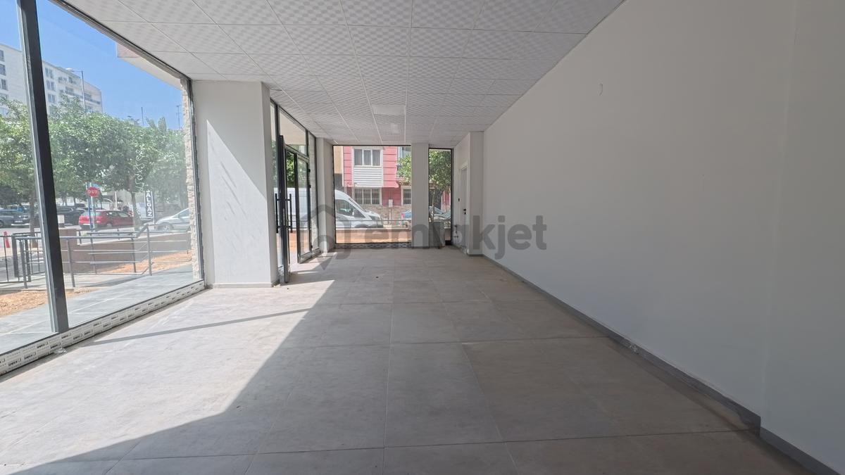 Köşe Konumlu Bahçeli Satılık Dükkan - 3