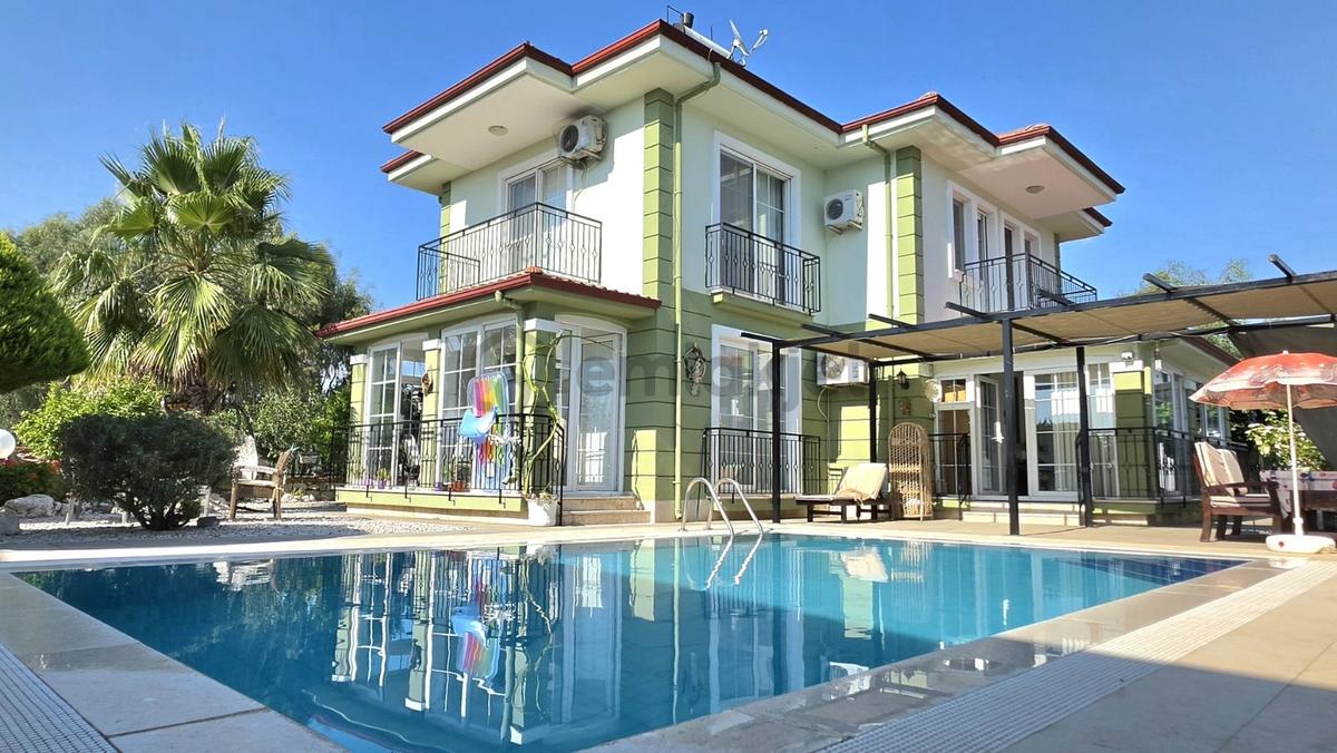 Seydikemer Villalar Bölgesinde 3+2 200m2 Bahçeli Havuzlu Villa