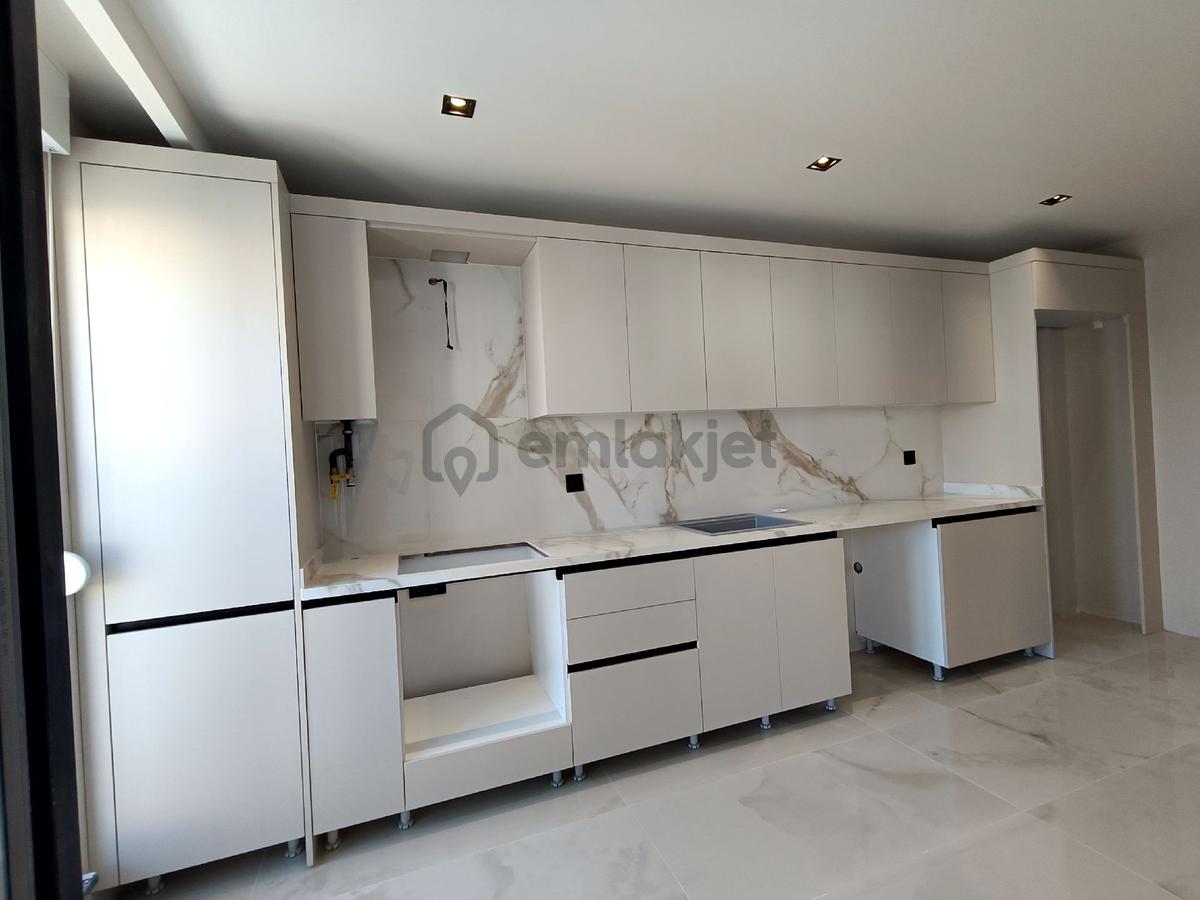 Mutlukent'te Modern Tasarımlı Cadde Üstü 3+1 Arakat Daire
