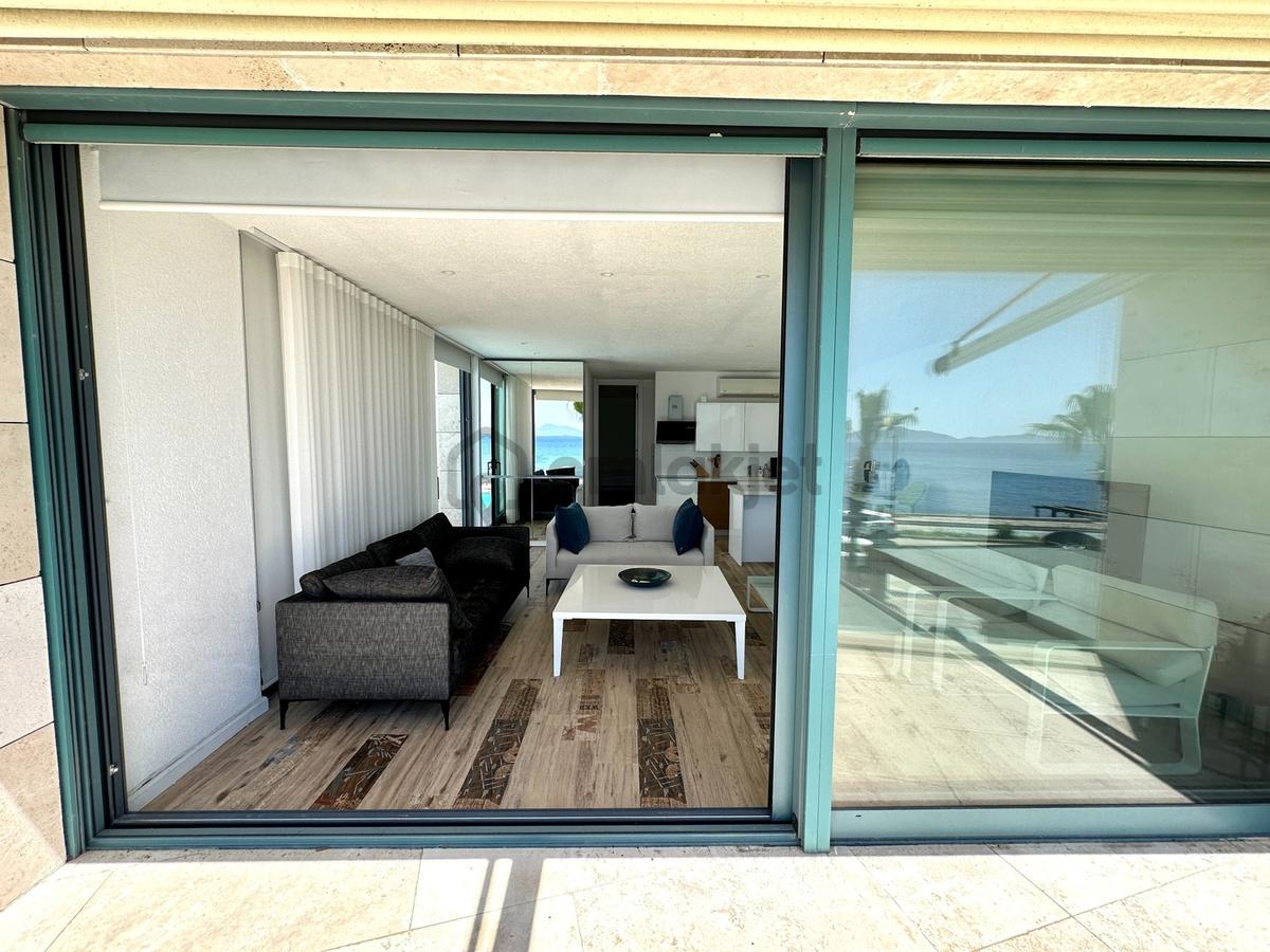 Bodrum'da Denize Sıfır Ada Manzaralı Havuzlu Tek Katlı Ev - 9