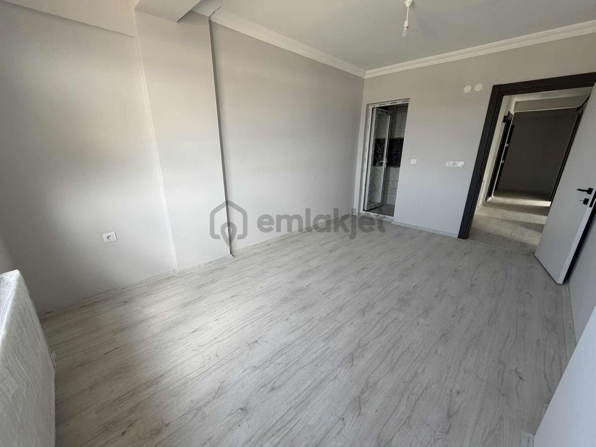 Yağmur Emlaktan Cadde Cephe Ebeveyn Banyolu Sıfır 2+1 Daire - 5