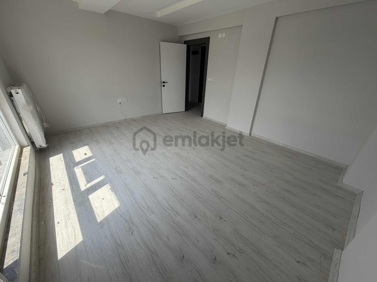 Yağmur Emlaktan Cadde Cephe Ebeveyn Banyolu Sıfır 2+1 Daire - 20