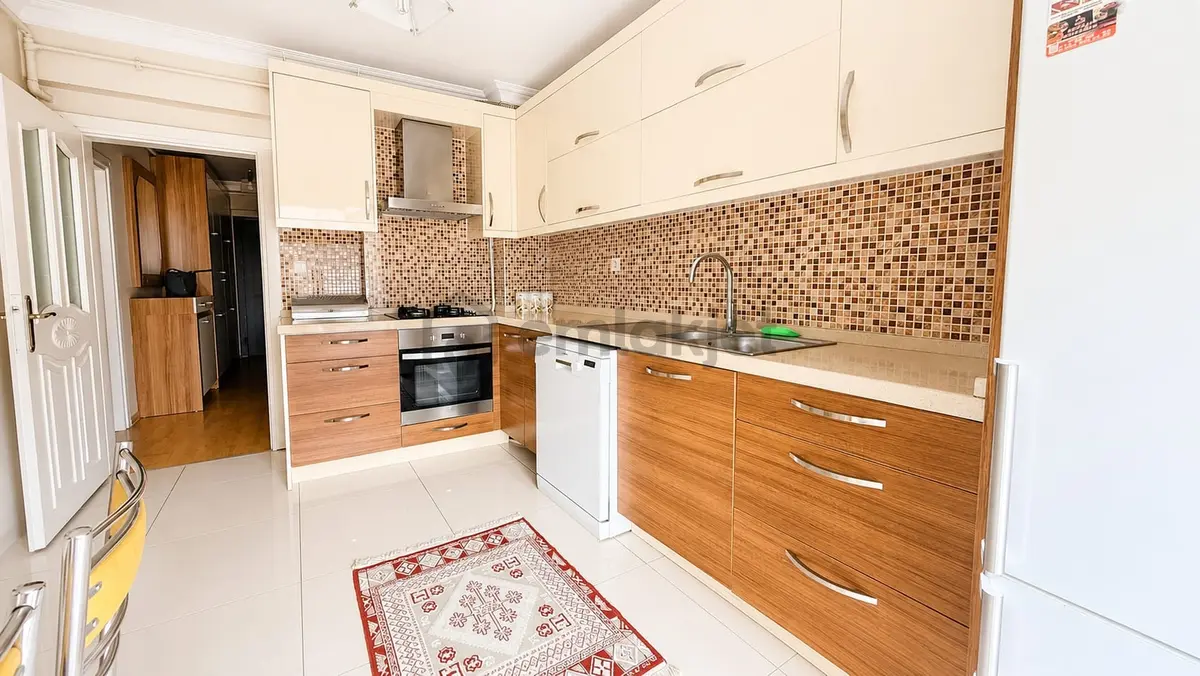 Remax Advantage Arzu Aksaray'dan Eşyalı 3+1 Manzaralı Daıre - 18