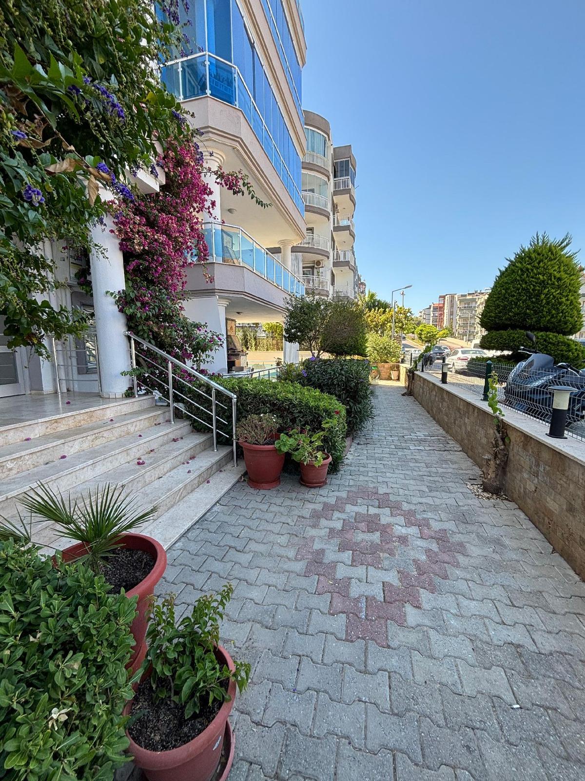 Kuşadası Ege Mahallesinde Satılık Geniş 3+1 Daire - 2