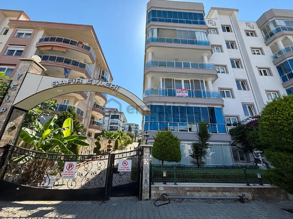 Kuşadası Ege Mahallesinde Satılık Geniş 3+1 Daire