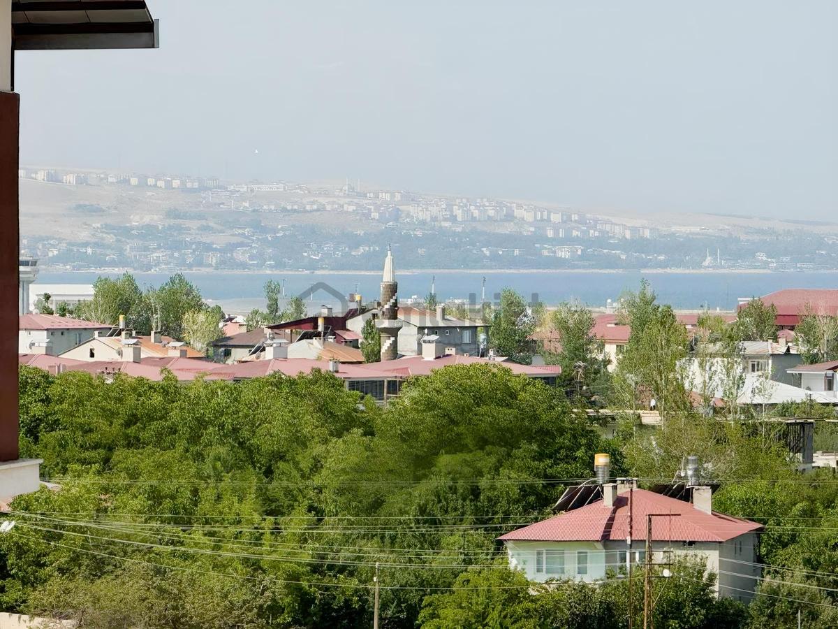 Van Yapı Emlak'tan Hatuniye'de Satılık 1+1 Eşyalı Daire 80 M²