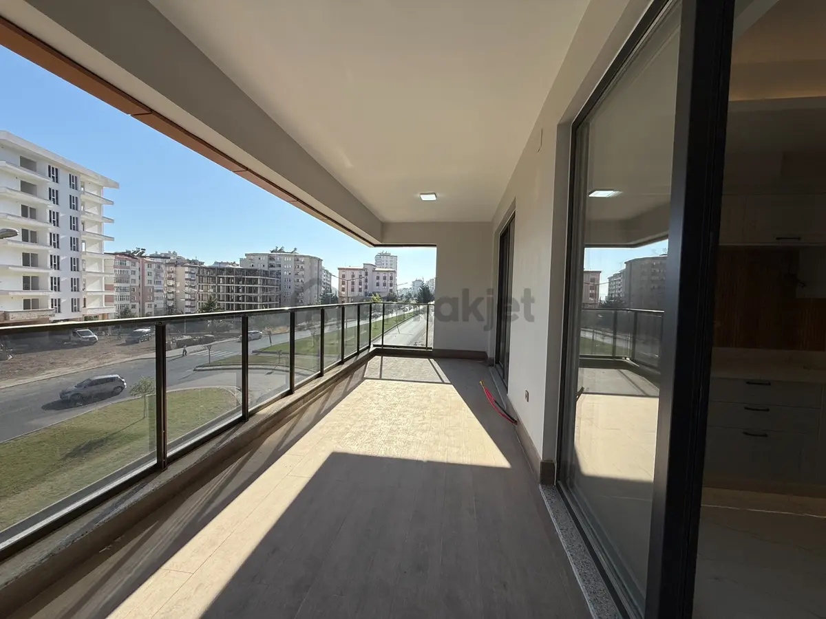 Yeni - Merkezi Konum - Cadde Üzeri - Satılık Lüx 5+1 Daire - 6