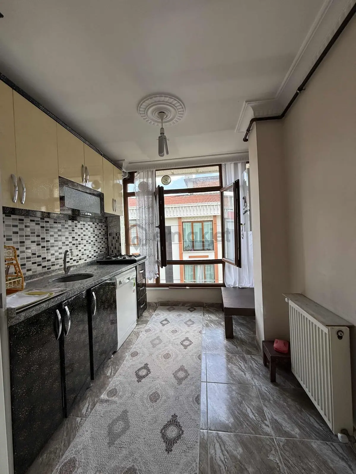 Metrobüse Yakın Aile Binasında Kiralık 2+1 - 8