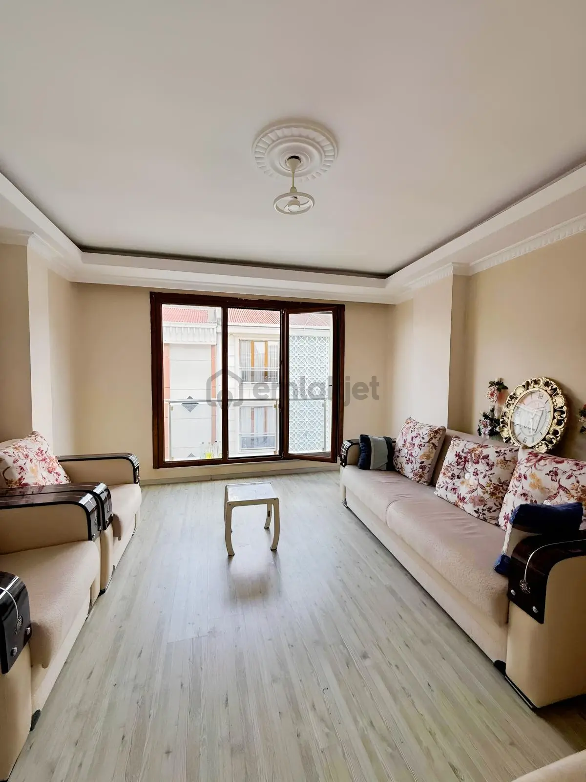 Metrobüse Yakın Aile Binasında Kiralık 2+1 - 6