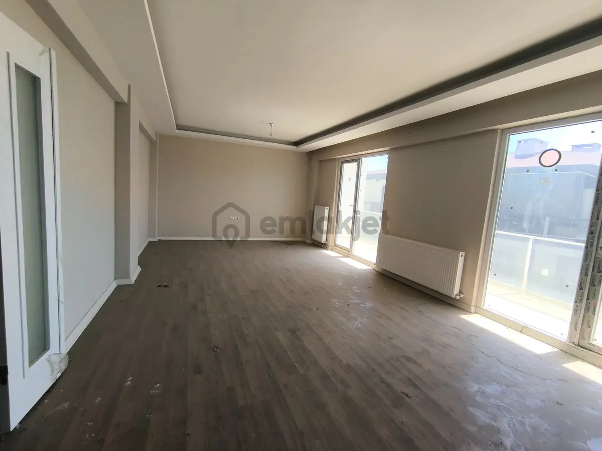 Geyve'de Çift Cepheli 2 Balkonlu Ebeveyn Banyolu Geniş 3+1 Daire - 18