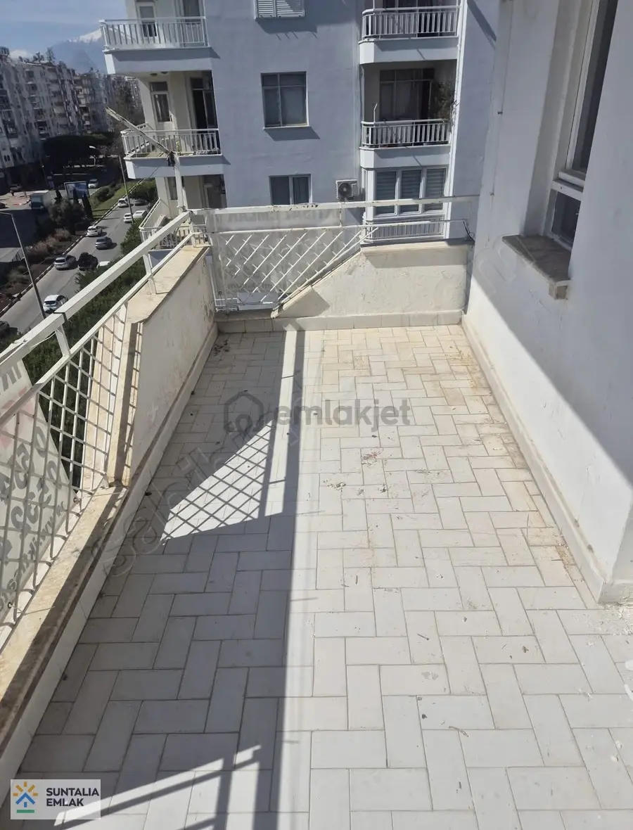 Ana Cadde Üzerinde Sahile Yakın Arakat 3+1 150 M2 - 12