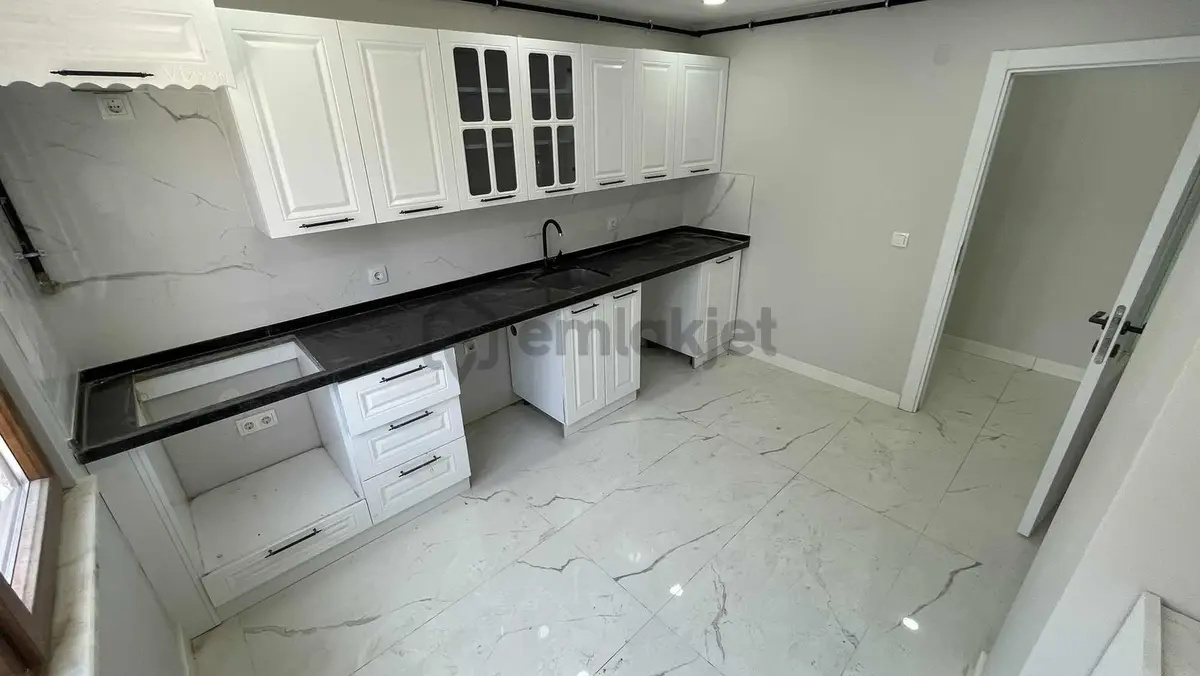 Veysel Karani Caddesi Üzerinde Geniş Kullanışlı 3+1 Satılık - 24