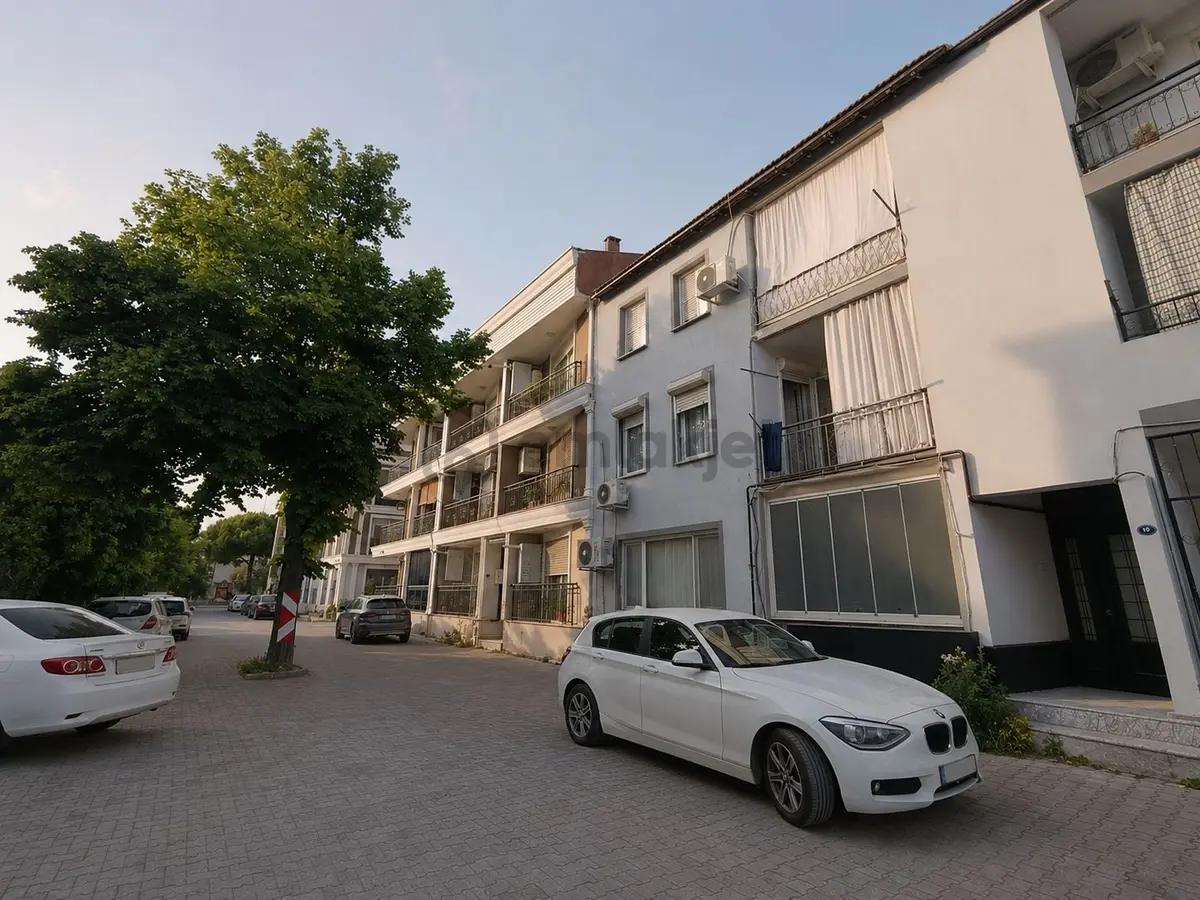 Camikebir Mahallesinde Geniş Bahçe Kullanımlı 2+1 - 11