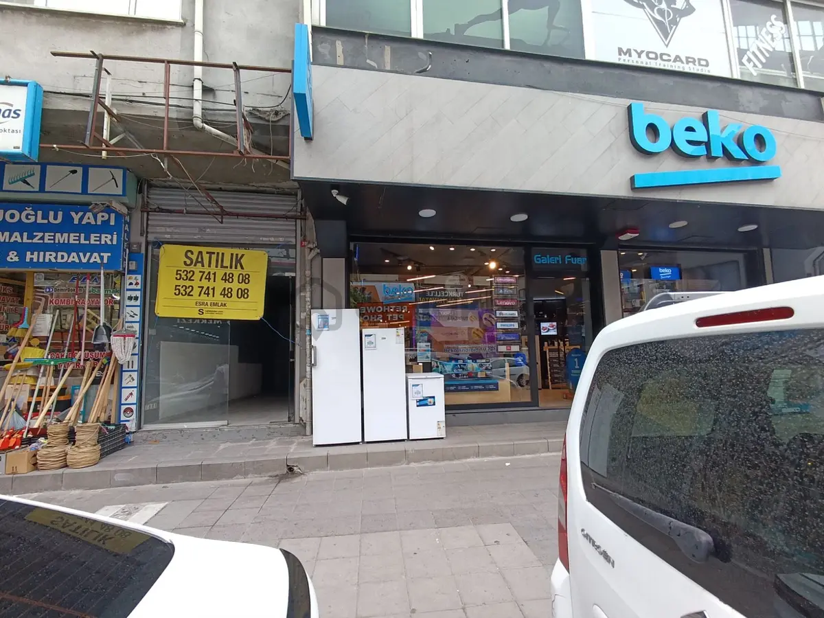 Sefaköyde Sultanmurat Caddesi Üzerinde 40 M2 Depolu Dükkan