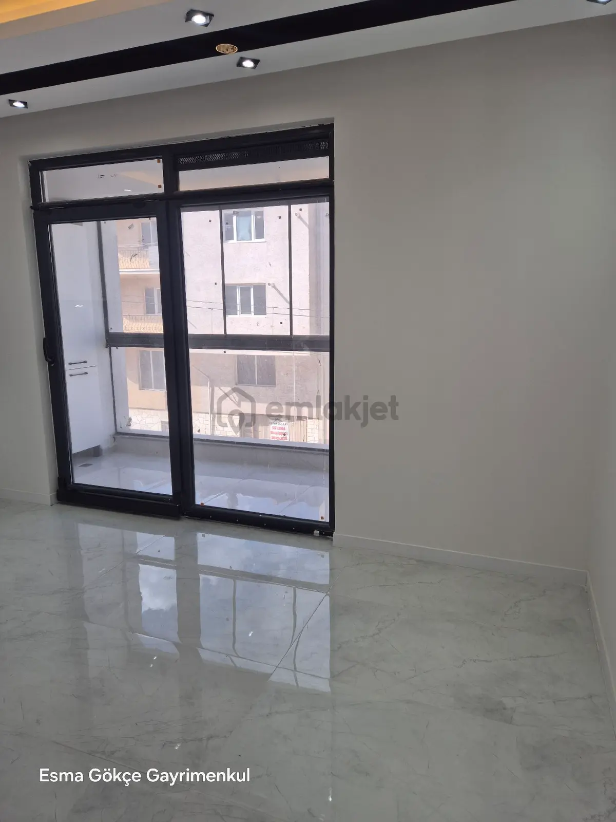 Çamlıca Mahallesinde Bulvar Cepheli 3+1 Daire - 21