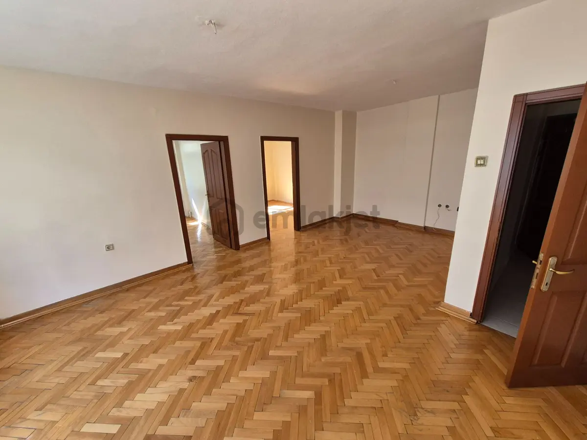Aşağıeğlencede Cadde Üzerinde 1.kat Kiralık Daire - 3