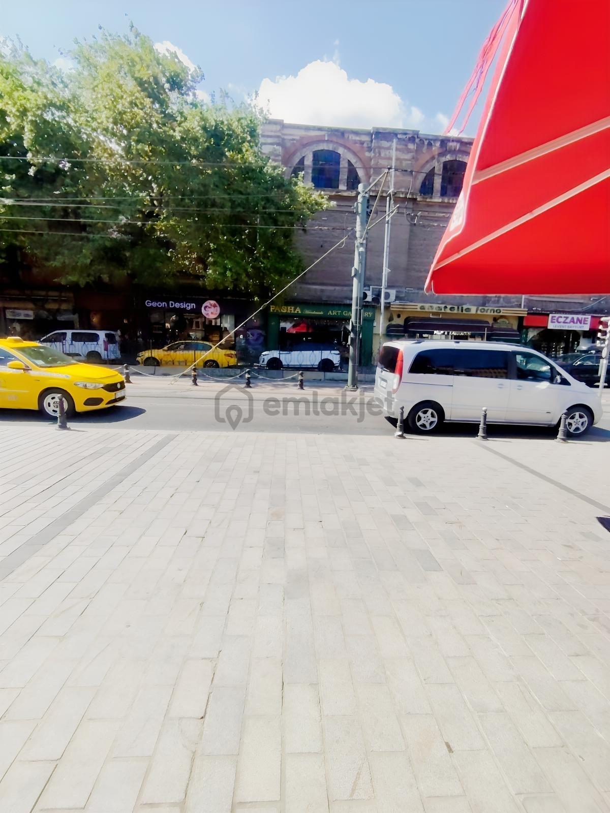 Engin Erdem Den Karaköy En İşlek Caddesinde - 26