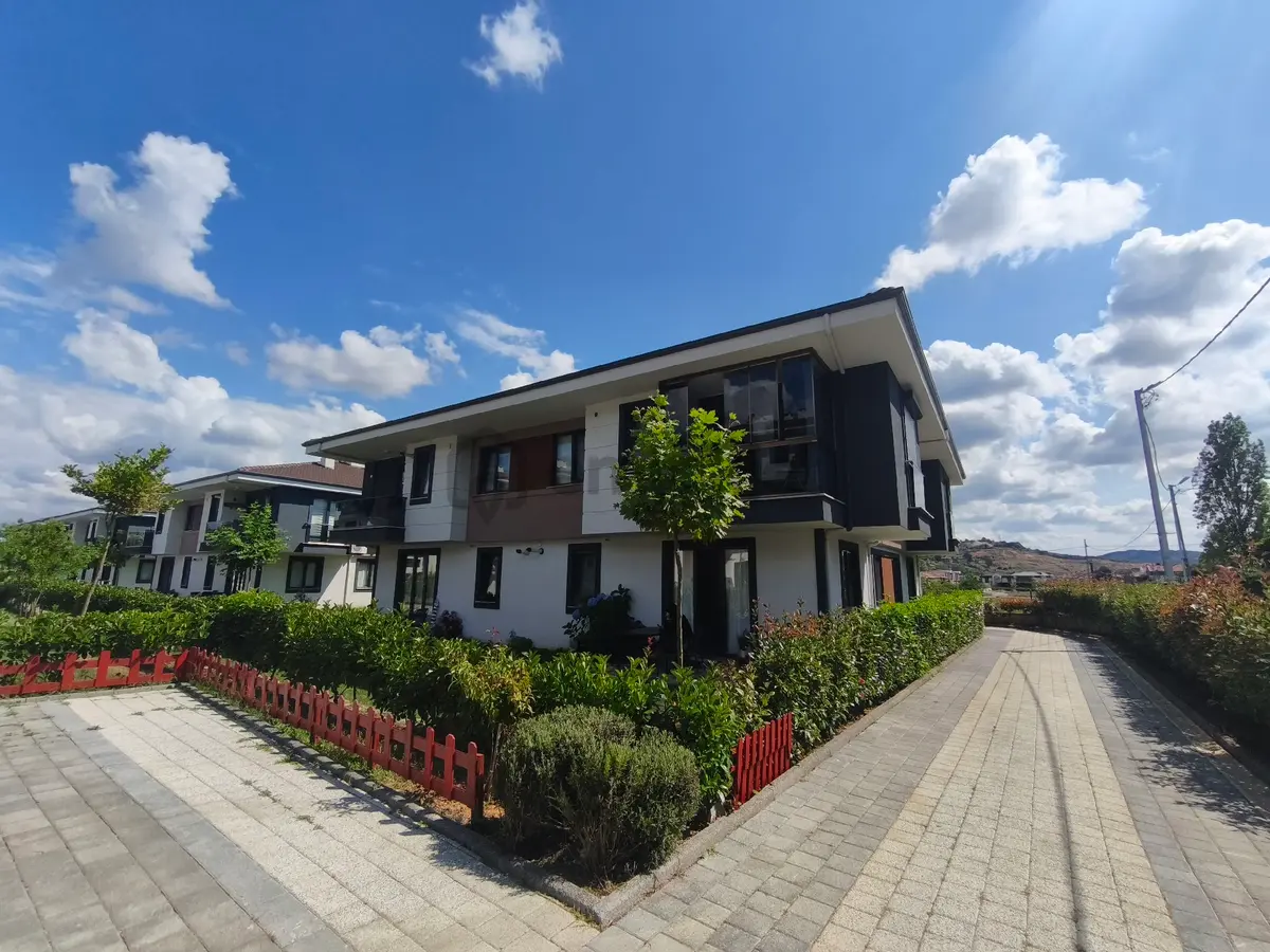 Şile'de Havuzlu Butik Sitede Satılık 2+1 Daire